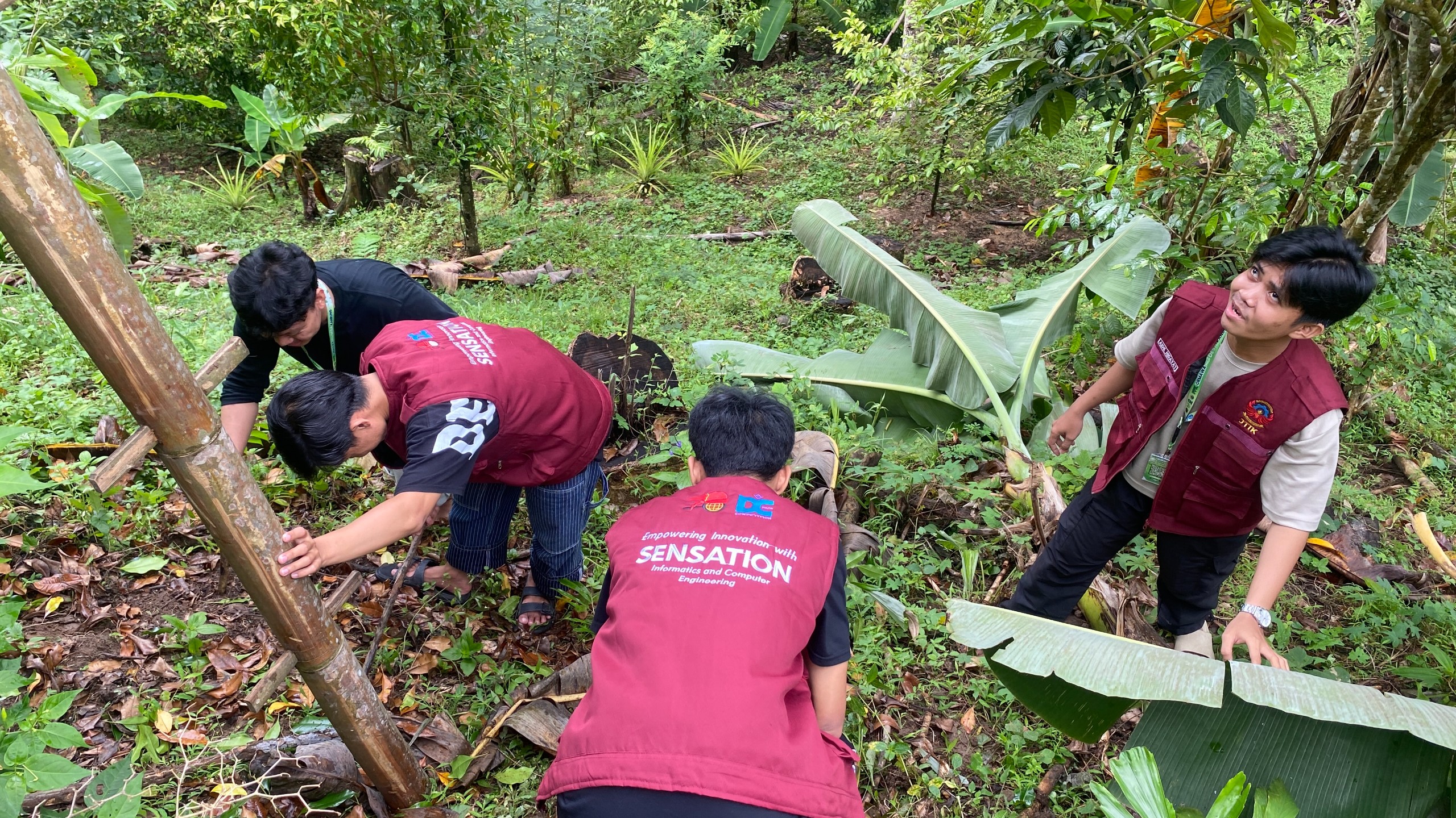 Kunjungan ke Kebun Cengkeh oleh Tim Pelaksana