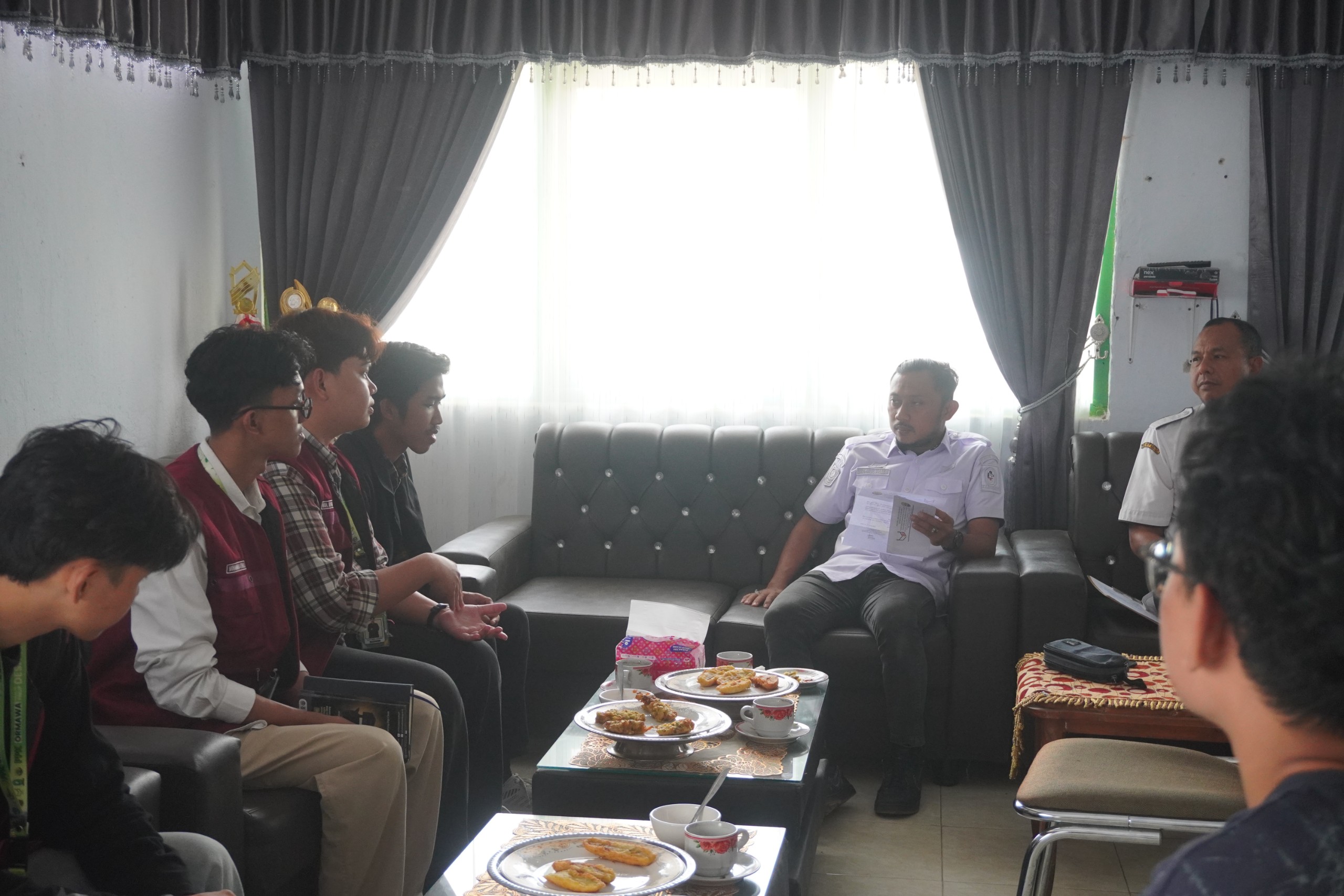 Audensi ke Kantor Kecamatan Sinjai Tengah