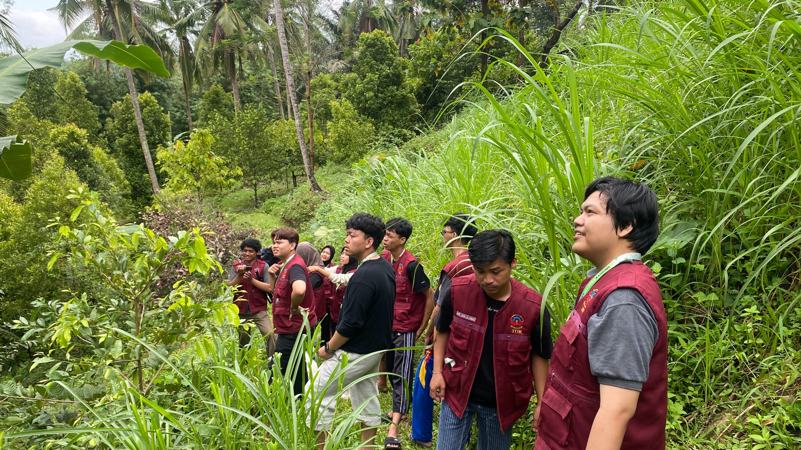 Kunjungan ke Kebun Cengkeh oleh Tim Pelaksana