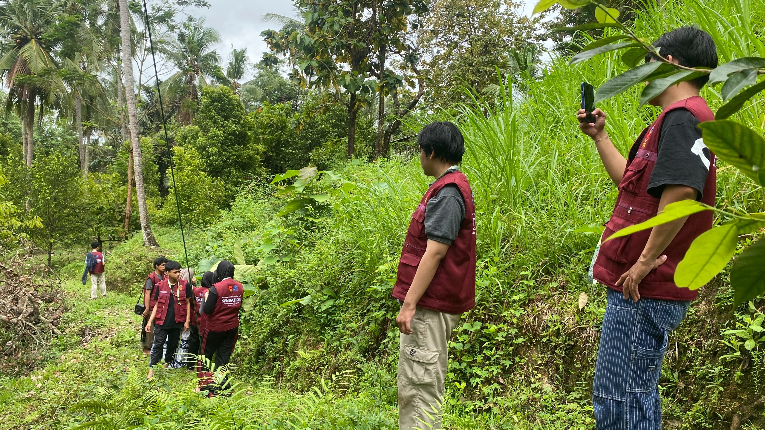 Kunjungan ke Kebun Cengkeh oleh Tim Pelaksana