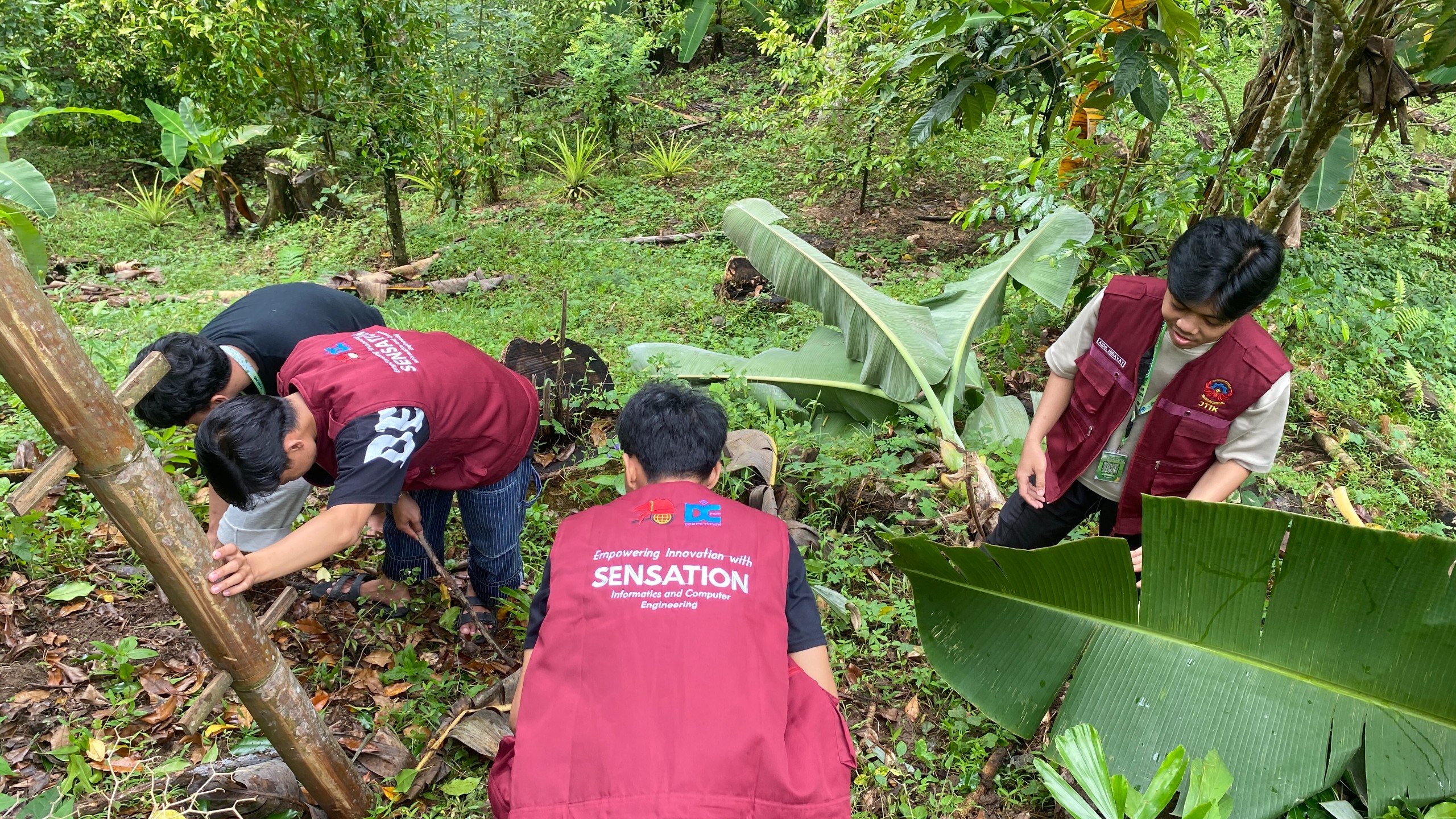 Kunjungan ke Kebun Cengkeh oleh Tim Pelaksana