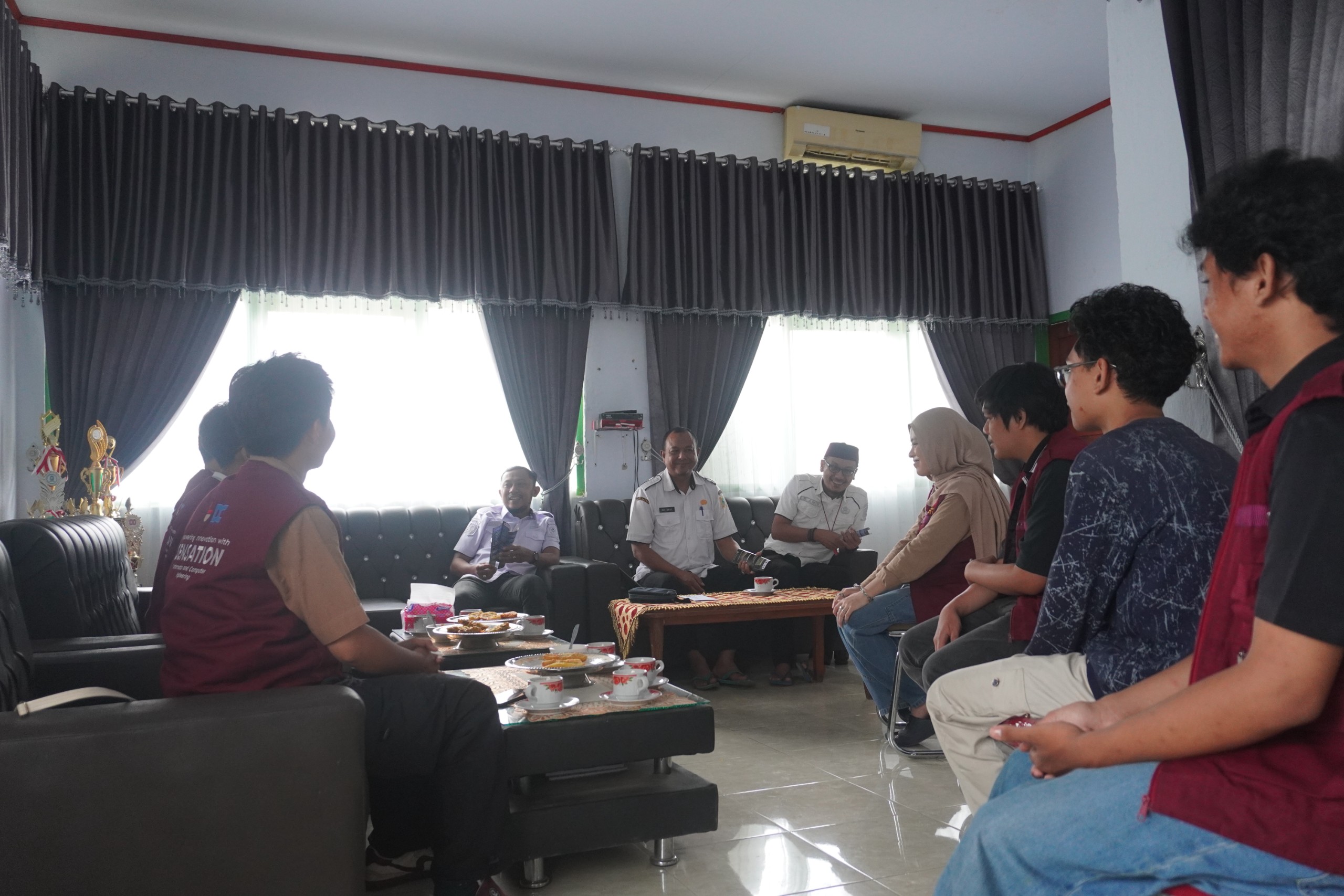 Audensi ke Kantor Kecamatan Sinjai Tengah