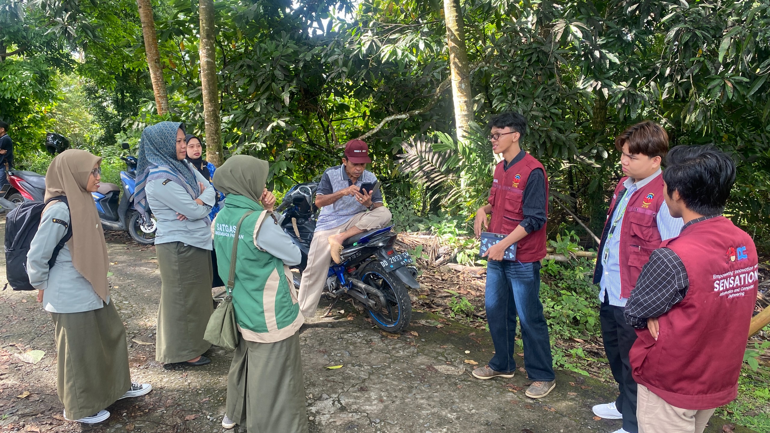 Kunjungan ke Kebun Lada oleh Tim Pelaksana